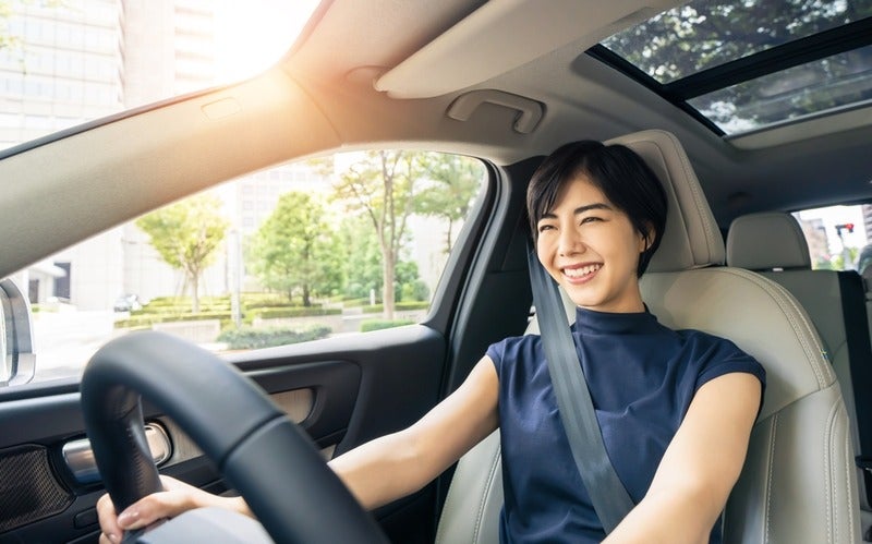 A women is driving a car